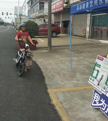 龍勝管海安運營中心助力“一盔一帶”，贈千頂安全盔以踐行社會責(zé)任