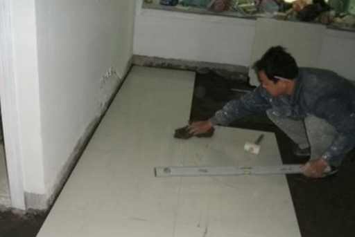 地暖上面鋪什么好？是選擇地板呢？還是瓷磚呢？