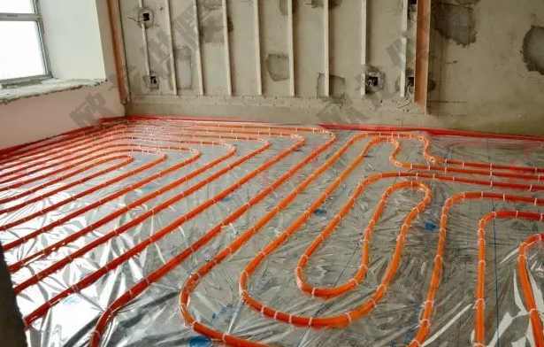 地暖上面鋪什么好？是選擇地板呢？還是瓷磚呢？