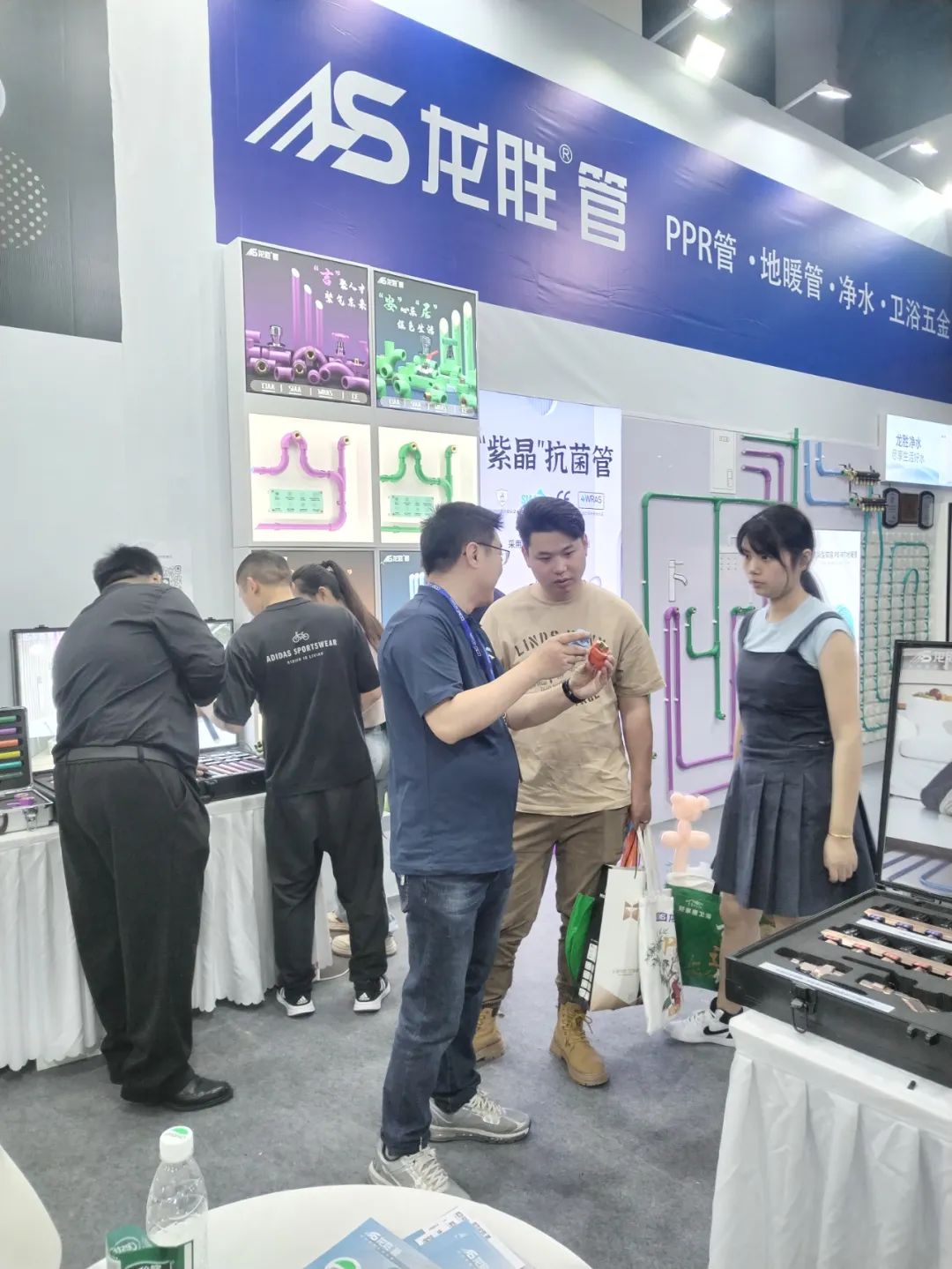 龍勝管2025成都建博會(huì)：用科技重塑健康，以藝術(shù)定義未來(lái)